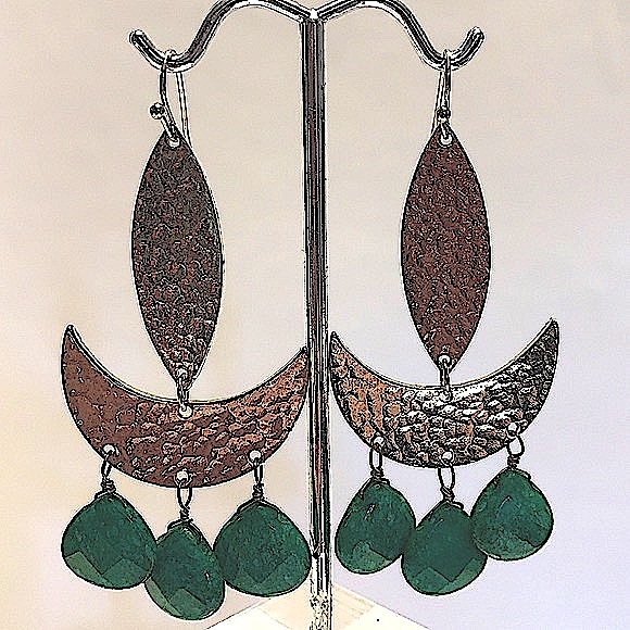 Hammered Gold Plated Earrings With Faceted Emerald Green Droplets - NEW - Picture 3 of 4